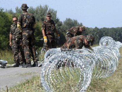 Soldados do Exército húngaro continuam construindo a cerca na fronteira com a Croácia, em 18 de setembro de 2015.