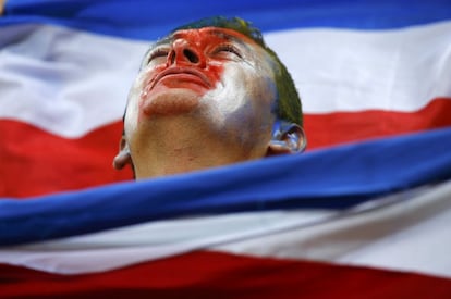 Um torcedor, rodeado com as cores da bandeira de Costa Rica, durante o jogo contra a seleção grega em Recife (Brasil), 29 de junho de 2014.