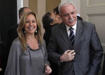 La ministra Jiménez con su homólogo palestino, Riad al Malki, en Madrid.