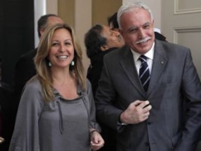 La ministra Jiménez con su homólogo palestino, Riad al Malki, en Madrid. 