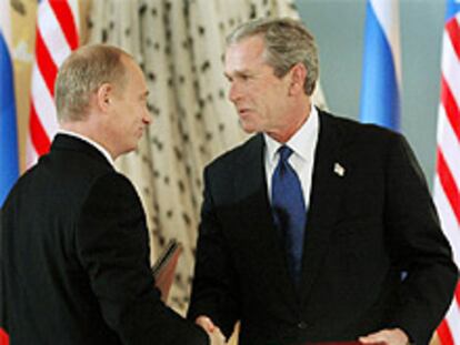 El presidente Bush y su homólogo Putin se dan la mano tras firmar el Tratado de Moscú.