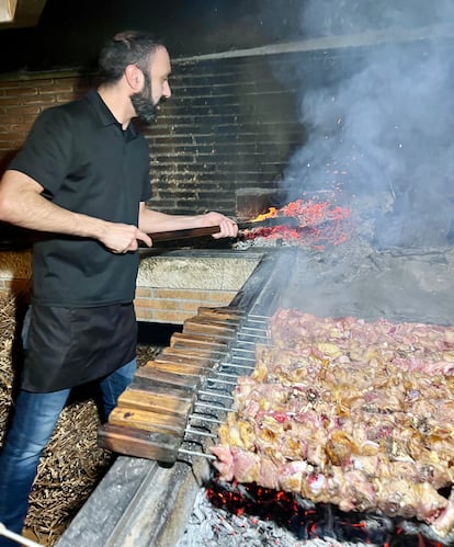 Alberto Puertas en plena faena de la elaboración de los pinchos del Mesón Carlos (Traspinedo).