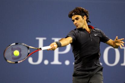 Federer le devuleve el balón a Giraldo en su primer partido del Abierto de Estados Unidos.