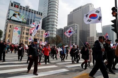 Partidarios del presidente Donal Trump durante una marcha de apoyo en Seúl (Corea del Sur), el 7 de noviembre de 2017.