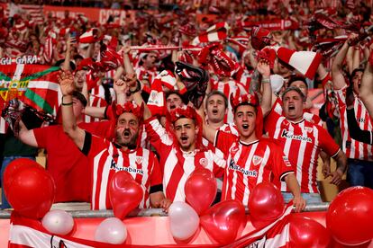 Aficionados del Athletic Club momentos antes de dar comienzo el encuentro que enfrenta a su equipo con el Real Mallorca en el Estadio de La Cartuja.