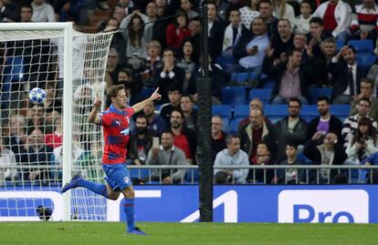 El jugador del Viktoria Pilsen, Patrik Hrosovsky, celebra tras anotar el primer gol de su equipo.