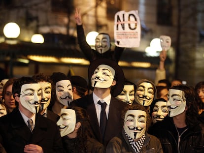 Protesta de manifestantes con la careta del grupo Anonymous en febrero del año pasado.