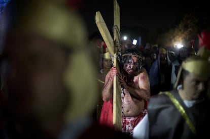 Un penitente participa en el Vía Crucis en el Cerro de Ñemby (Paraguay), el 19 de abril de 2019.