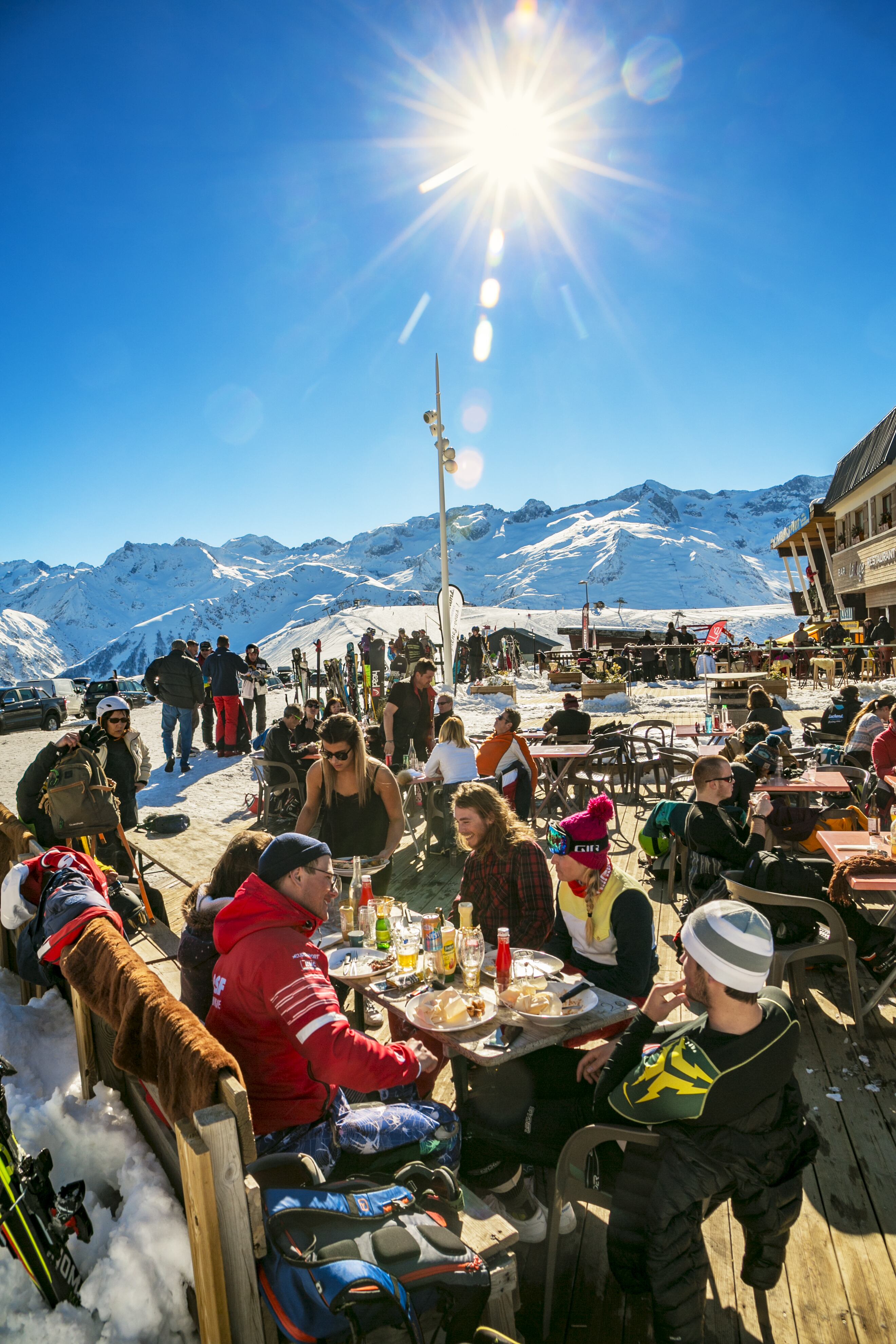 Esquiadores en una terraza de la estación de esquí y balneario de Bagnères-de-Luchon, en la región francesa de Occitania.