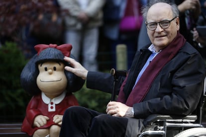 Joaquin Salvador Lavado, 'Quino', junto a Mafalda en octubre de 2014.