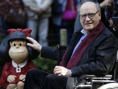 Joaquin Salvador Lavado, 'Quino', junto a Mafalda en octubre de 2014.