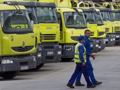 Dos trabajadores de Limasa, en las cocheras de la empresa.