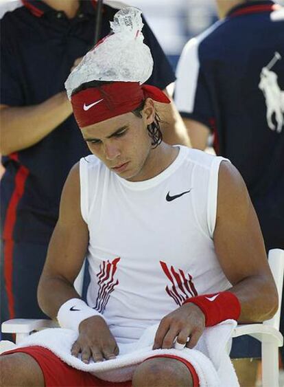 El tenista español, con una bolsa de hielo en la cabeza para refrescarse durante el partido