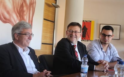 Ximo Puig, del PSPV-PSOE, y Roger Lewentz, en la reuni&oacute;n que han mantenido en Valencia.