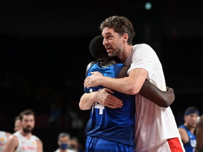 Draymond Jamal Green abraza a Paul Gasol al final del partido.