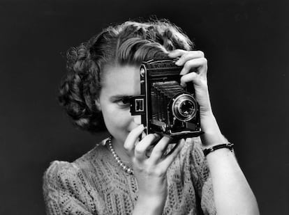 Es a partir de la cámara Kodak que la fotografía se democratiza y la gente empieza a comprar material fotográfico en vez de fotografías. La fotografía muestra la cámara 'Folding Kodak' en 1950 en Francia.
