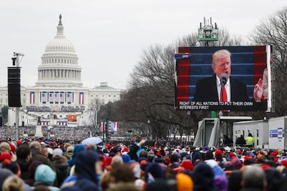 Público observa desde una pantalla gigante el discurso de Donald Trump.