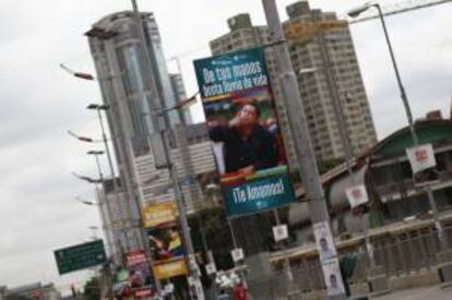 Vista de un cartel de apoyo al presidente venezolano, Hugo Chávez, en el centro de Caracas este sábado 9 de febrero de 2013.