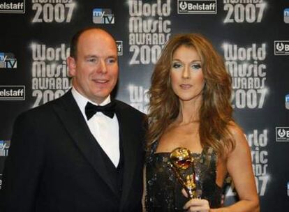 El príncipe Alberto de Monaco y Celine Dion en la entrega de los premios World Music.  La cantante canadiense ha recibido el premio en reconocimiento a toda su carrera.