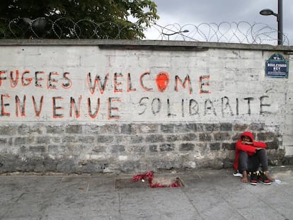 Un migrante aguarda cerca de un centro de recepci&oacute;n de migrantes en Par&iacute;s