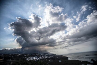 Vista del volcán, desde el Puerto de Tazacorte, en La Palma.