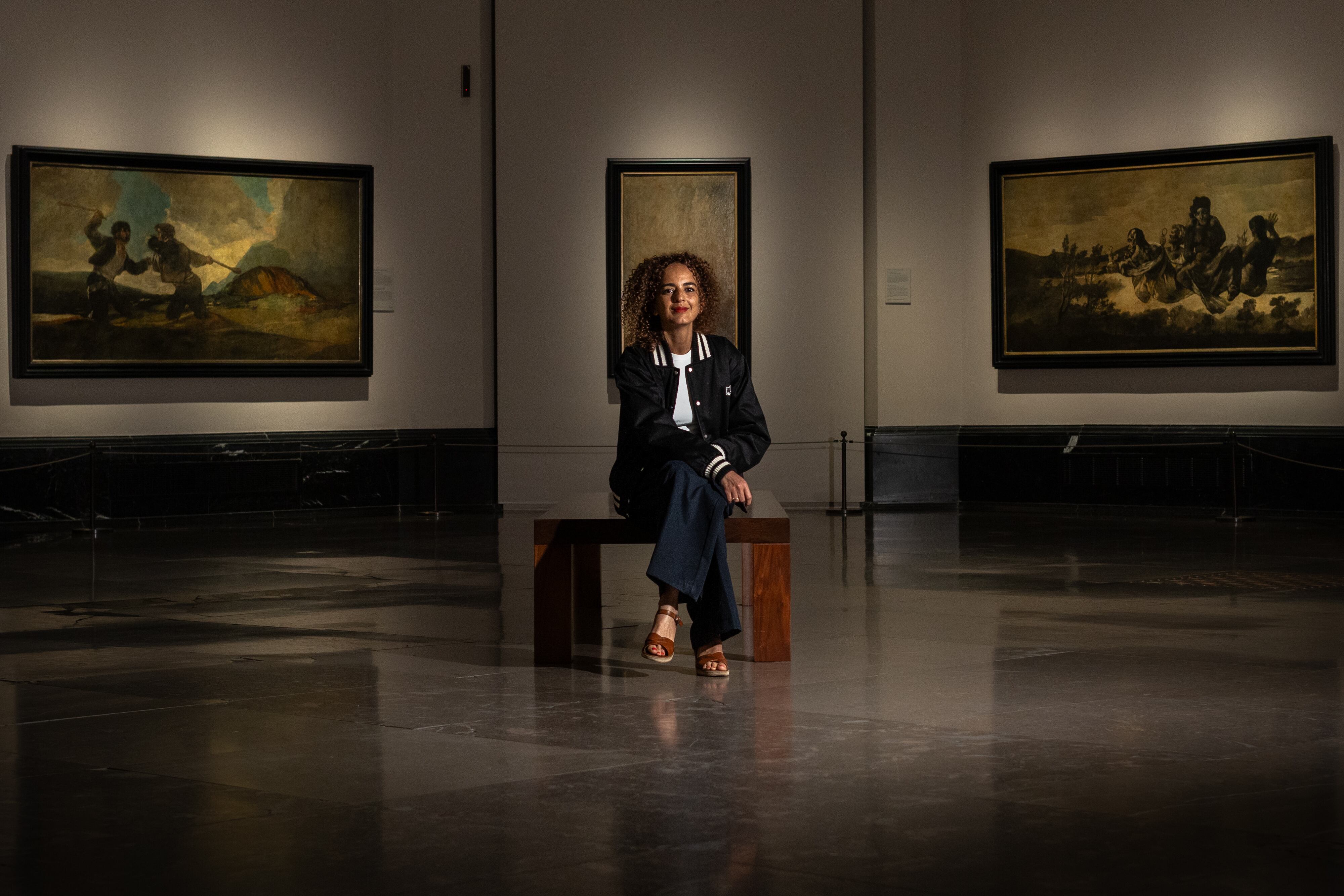 Leila Slimani, ante los cuadros 'Duelo a garrotazos' (izquierda) y 'Átropos'.