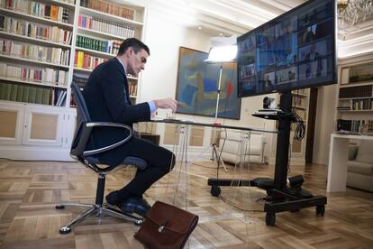 Pedro Sánchez participa en el Consejo Europeo por videoconferencia el 26 de marzo.