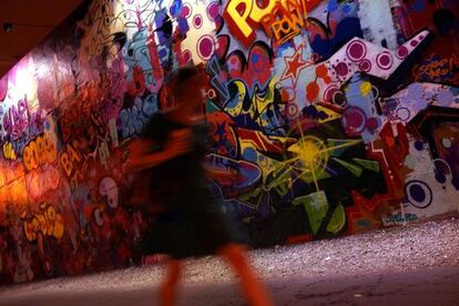 Una pared llena de grafitis en Manhattan. 