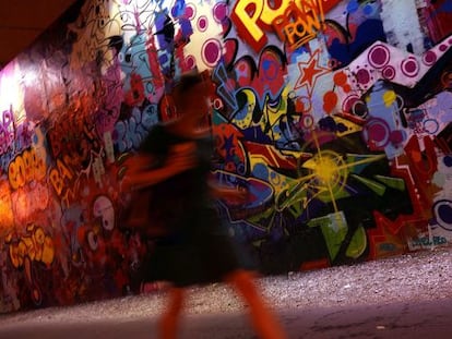 Una pared llena de grafitis en Manhattan. 