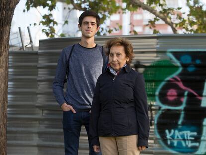 Araceli Luque, jubilada, y Roberto Martín, camarero, luchan por los derechos de los sordos.