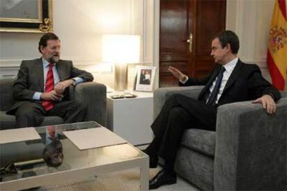 Zapatero y Rajoy, durante su reunión del pasado día 28 de marzo en el palacio de la Moncloa.