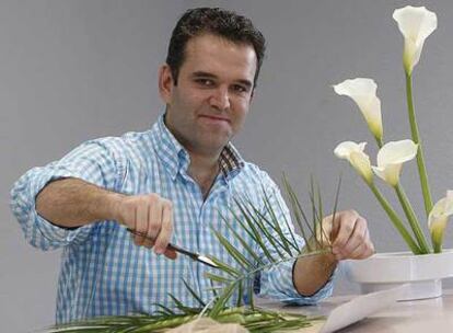 Jesús Encinar, practicando el <i>ikebana,</i> una de sus principales aficiones.