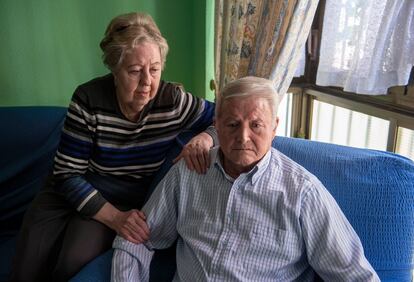 Manuel Rodríguez y su esposa, Gabriela Martos, en su domicilio en Jaén.