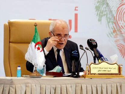 Mohamed Charfi, líder de la autoridad electoral de Argelia, anuncia los resultados en la tarde del martes