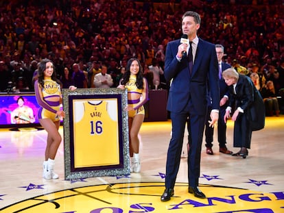 El ala-pívot catalán, exjugador de los Lakers, Pau Gasol, habla durante la ceremonia de retiro de su número 16 este 7 de marzo en Los Ángeles (California).
