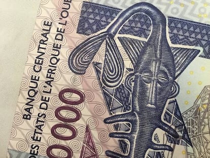 Un billete de 10.000 francos CFA.