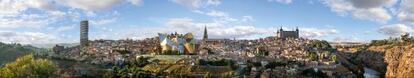 Invasión urbanística. El artista gijonés Dionisio González muestra una inquietante panorámica del casco antiguo toledano sobre el que han aterrizado iconos de la arquitectura moderna contemporánea.