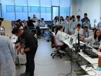 Estudiantes de Secundaria participan en el taller 'Descubre la Ingeniería'.