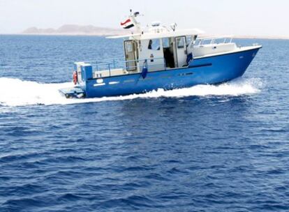 Las labores de rescate, en las que participa un barco de la Marina egipcia, han sido suspendidas y se reanudarán mañana a primera hora.