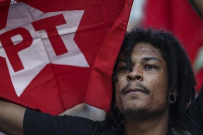 Integrantes dos sindicatos, movimentos sociais e alguns partidos políticos de esquerda participaram nesta quinta-feira de uma marcha pró-democracia e o governo Dilma Rousseff. Na foto, um militante no Rio de Janeiro.