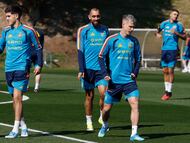 Borja Iglesias, Dani Olmo y Pau Cubarsí, en un entrenamiento de la selección española.