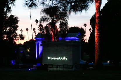 La entrada al cementerio Forever Hollywood de Los Ángeles donde se celebró la fiesta.