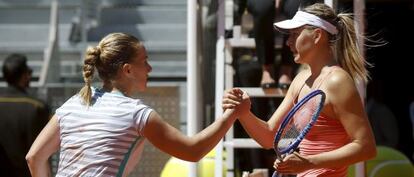 Kuznetsova y Sharapova se saludan tras el partido.