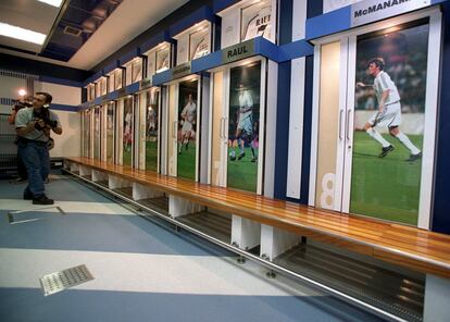 En 2001, las reformas en el estadio Santiago Bernabéu incluyeron el rediseño de los vestuarios, ahora con taquillas personalizadas con fotografías de cada jugador en la puerta.