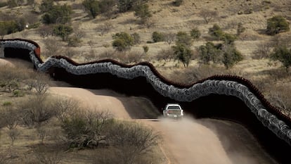 Em março de 2019, um carro de agentes dos EUA fiscaliza a fronteira com o México. Rota tem sido usada por brasileiros