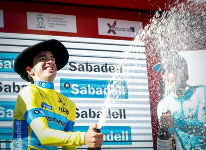 Izagirre celebra la victoria en la Itzulia en el podio de Eibar.