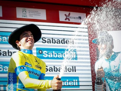 Izagirre celebra la victoria en la Itzulia en el podio de Eibar.