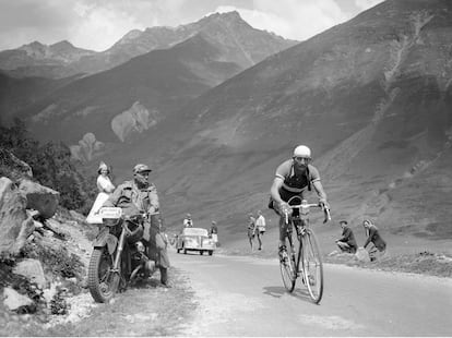 Escalando los Pirineos durante 
el Tour de 1950.