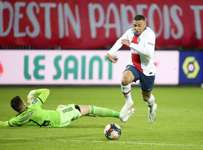 Kylian Mbappe en un partido con el PSG en mayo.