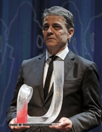 El periodista Joaquim Maria Puyal, tras recibir el Premio Catalan del A&ntilde;o 2011 en el acto celebrado esta noche en el Teatro Nacional de Catalunya.